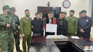 Kiểm tra 3 người đi xe máy “du lịch Sapa”, lộ 22 bánh heroin