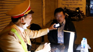 Bị kiểm tra nồng độ cồn, nhiều tài xế xin trợ giúp “nhà thông thái” và cái kết