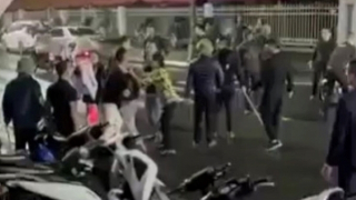 Mâu thuẫn trong quán bar, 2 nhóm thanh niên kéo nhau ra đường ẩu đả