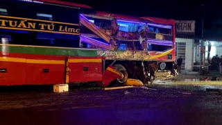 Ôtô khách va chạm xe tải, 4 người thương vong