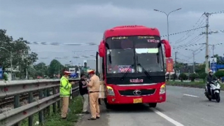 Xe khách Bắc – Nam làm giả tem kiểm định, chở khách vượt trạm CSGT