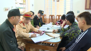 Xử phạt nhóm thanh niên đầu trần “dạo phố”