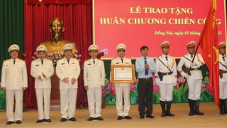 Nhiều tập thể, cá nhân tham gia triệt phá đường dây buôn lậu 200 triệu lít xăng được tặng Huân chương chiến công