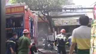 Cảnh sát cứu cô gái 19 tuổi mắc kẹt trong đám cháy