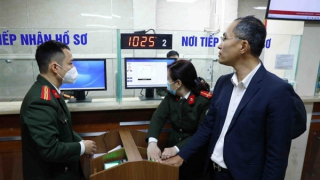 Ghi nhận ngày đầu cấp hộ chiếu phổ thông gắn chíp điện tử