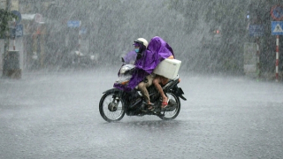 Mưa giông khắp miền Trung, Bắc Bộ trời nắng