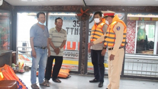 Để du khách an tâm khi đi thuyền rồng trên sông Hương