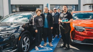 VinFast chính thức bàn giao xe cho khách hàng Mỹ