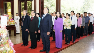 Dâng hương tưởng niệm 43 năm Ngày mất của Chủ tịch Tôn Đức Thắng