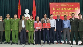 Công an tỉnh Thừa Thiên-Huế trao kinh phí sửa chữa nhà ở cho gia đình chính sách