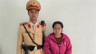 CSGT truy đuổi khống chế “nữ quái” lừa mượn điện thoại trên phố