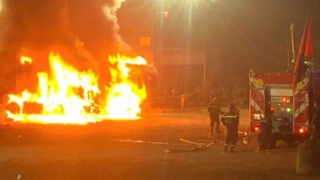 3 xe đầu kéo bốc cháy trong đêm, một tài xế tử vong trong cabin