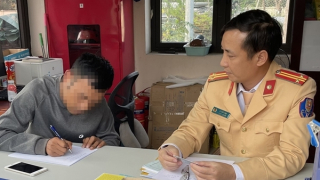 Mượn ô tô của bạn, dán biển “lộc phát” cho thỏa đam mê