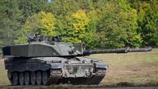 Anh tăng gấp đôi lượng xe tăng viện trợ Ukraine