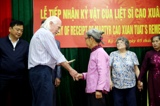 Vượt 13.000 km trao trả cuốn nhật ký cho gia đình liệt sĩ