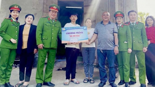 Phụ nữ Công an tỉnh Quảng Bình với chương trình "Mẹ đỡ đầu"