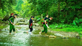 Sắc đỏ tháng Ba...