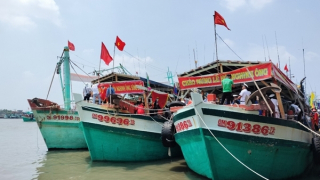 Hàng ngàn du khách tham dự Lễ hội Nghinh Ông ở Cà Mau