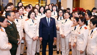 Chủ tịch Quốc hội gặp mặt Đoàn đại biểu phụ nữ Bộ Công an