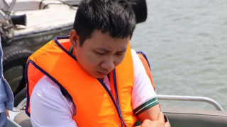 Khởi tố lái thuyền chở 12 hành khách bị lật trên sông