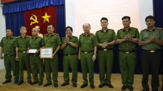 Khen thưởng Ban chuyên án khám phá nhanh vụ tạt axit làm một phụ nữ tử vong