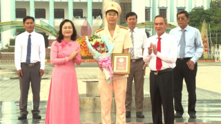 Khen thưởng tập thể, cá nhân trong học tập và làm theo Bác của Công an tỉnh Bạc Liêu