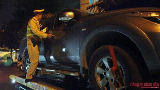 Tài xế dừng ô tô giữa đường để "bách bộ" trốn kiểm tra nồng độ cồn