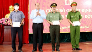 Khen thưởng tập thể, cá nhân tham gia khám phá vụ vận chuyển 18,6 kg ma túy