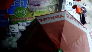 Ly hôn rồi vẫn bị tạt chất bẩn vào cửa hàng vì món nợ của chồng cũ