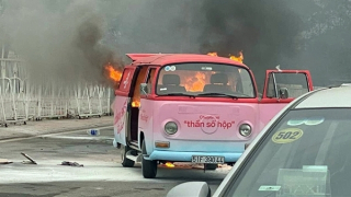 “Xe hồng” bốc hỏa trước SVĐ Mỹ Đình