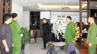 Ung dung lái xe tải đi phá khóa cửa nhà, trộm tài sản