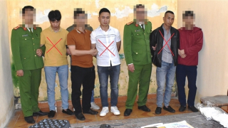 Mang súng K59 "hộ tống" 5 bánh heroin