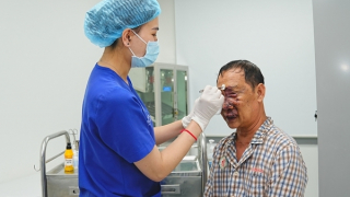 Bóc khối u dị dạng như "chùm nho" khổng lồ trên mặt cụ ông