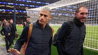 Trận đấu tại Champions league bị chậm 10 phút vì "tắc đường"