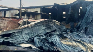 Lửa cháy ngùn ngụt ở xưởng sản xuất xốp rộng 1.000m2