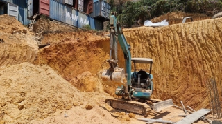 Sập bờ taluy đè chết thợ hồ ở Đà Lạt