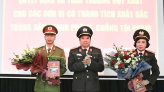 Khen thưởng các đơn vị bắt giữ vụ mua bán trái phép 5 bánh heroin