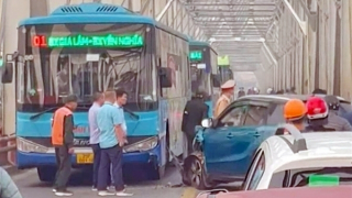 Xe buýt và ô tô con va chạm, cầu Chương Dương kẹt cứng