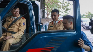 Hình ảnh những CSGT đầu tiên chi viện đăng kiểm xe