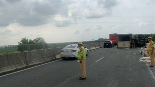 Xe tải nổ lốp, lật ngang khiến cao tốc ùn ứ hơn 2 giờ