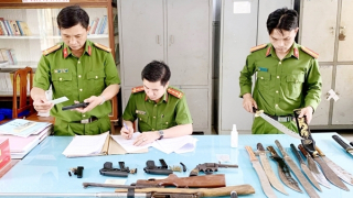 Vận động giao nộp gần 50 vũ khí, công cụ hỗ trợ