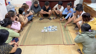 Nhóm nam nữ sát phạt trên chiếu bạc lúc đêm khuya