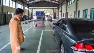 CSGT hỗ trợ đăng kiểm, nhiều trạm hết cảnh xếp hàng mắc võng