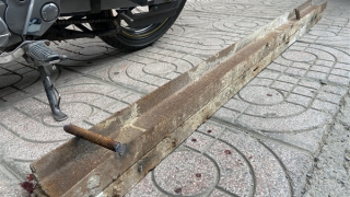 Hai người nhập viện vì thanh sắt từ trên... trời rơi xuống