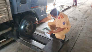 Chi viện 26 CSGT hỗ trợ các trung tâm đăng kiểm TP Hồ Chí Minh