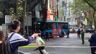 Xe buýt lao vào quán bún chả ở Hà Nội