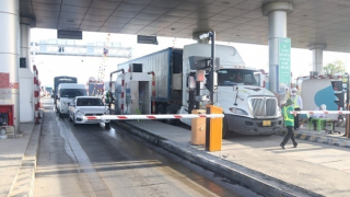 Một loạt tài xế xe container dùng bằng lái xe giả “vượt cao tốc”