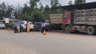 Hàng loạt tem kiểm định nghi vấn bất ngờ “bay” khỏi xe khi đang chờ kiểm tra