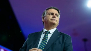 Cựu Tổng thống Brazil bị tòa án "đòi quà" dù đang sống ở nước ngoài