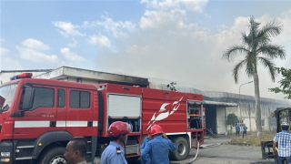 Khống chế đám cháy lớn tại một nhà xưởng sản xuất giấy